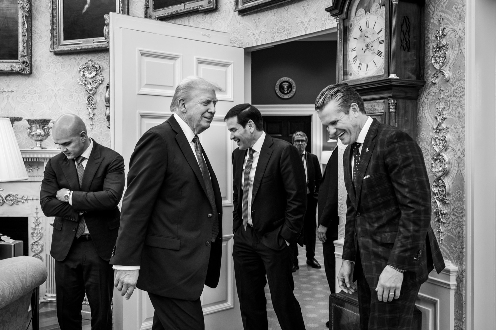Donald Trump con Marco Rubio y Pete Hegseth en el Despacho Oval, en octubre de 2025.