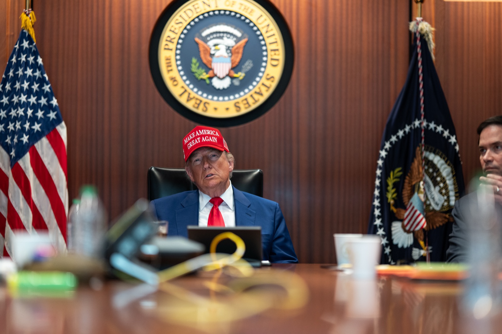 Donald Trump reunido con su equipo de seguridad nacional en la Sala de Situaciones de la Casa Blanca, en junio de 2025.