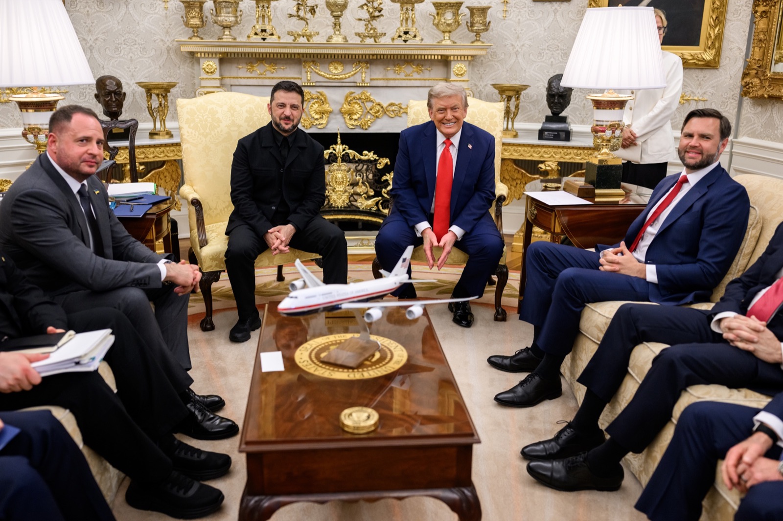 Donald Trump y Volodímir Zelenski en el Despacho Oval de la Casa Blanca, 18 de agosto de 2025 (foto de archivo).