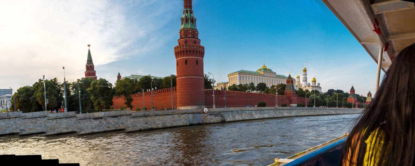 El Kremlin y la muralla roja vistos desde el río Moscova, en el centro de la capital rusa.
