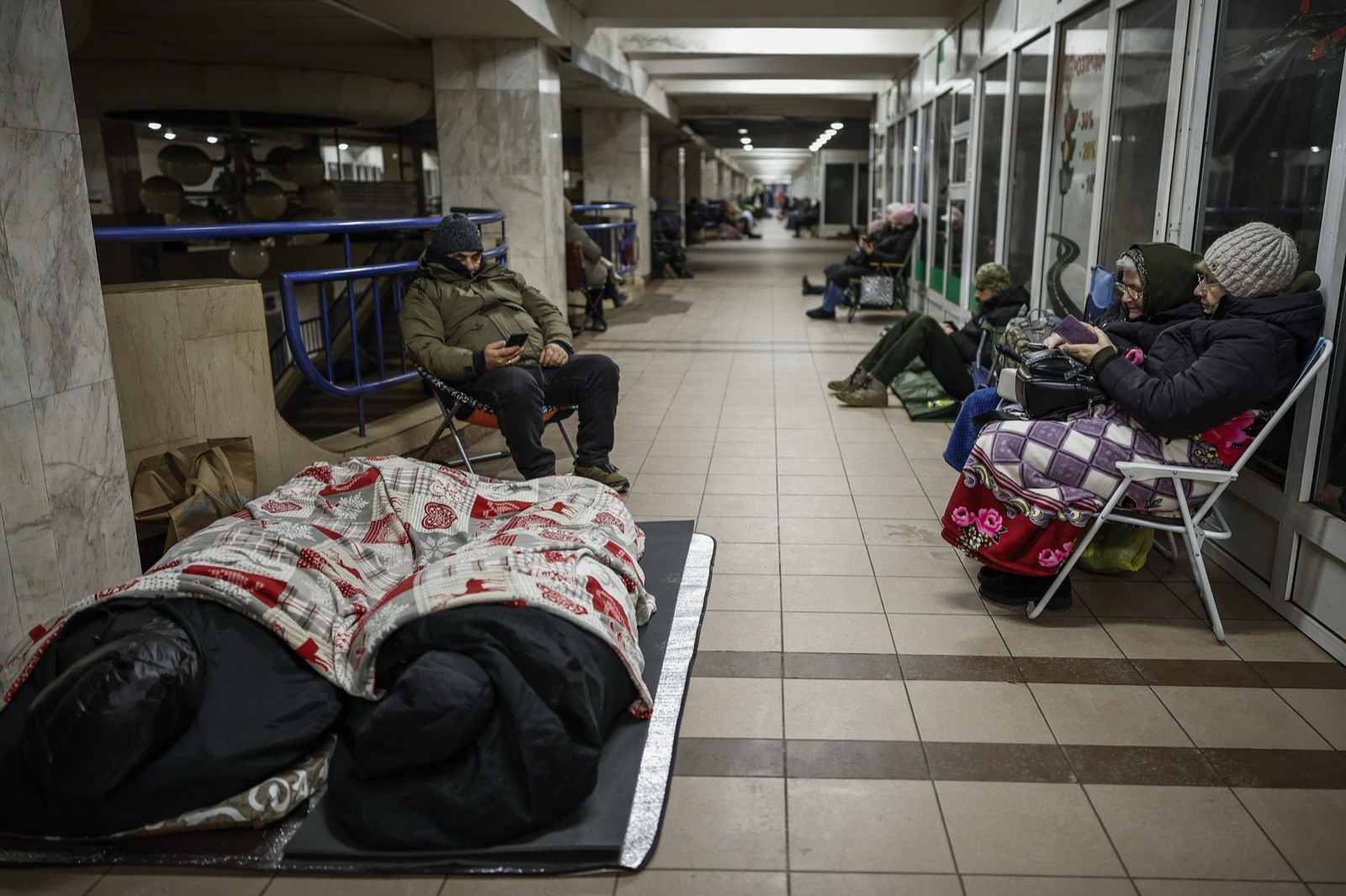 Personas resguardadas en una estación del metro de Kiev durante una alerta aérea, el 20 de enero de 2026 (imagen de referencia).