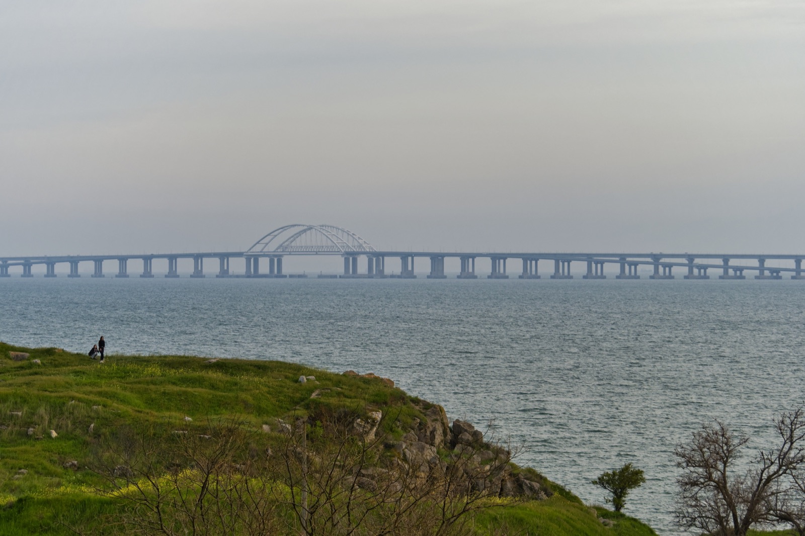 El puente de Crimea sobre el estrecho de Kerch, por donde también cruza el enlace eléctrico con Rusia.