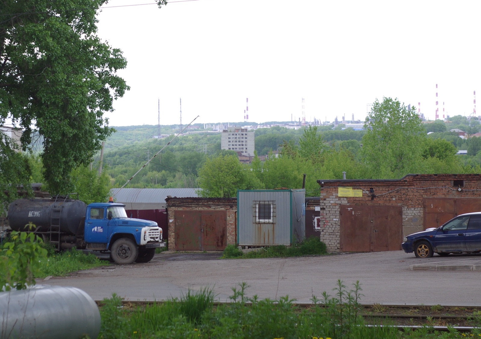 Vista de una refinería de Ufá desde la ciudad, en una foto de archivo.