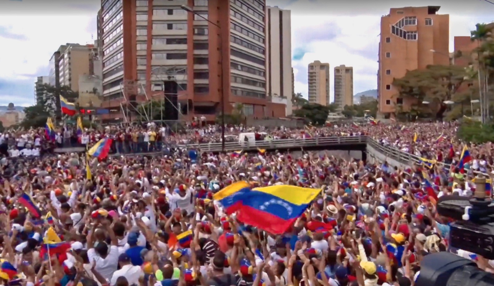 Manifestantes opositores llenan una avenida de Caracas (imagen de archivo, enero de 2019).