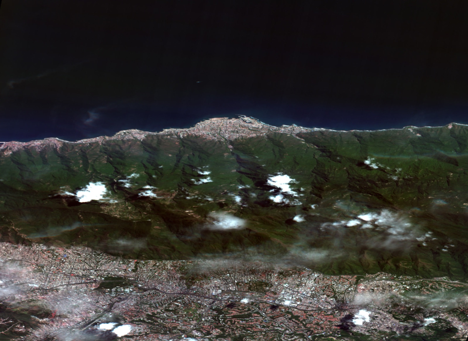 Imagen satelital tomada el 2 de agosto de 2026 sobre la zona de Caraballeda, en el estado La Guaira, en la costa norte de Venezuela.