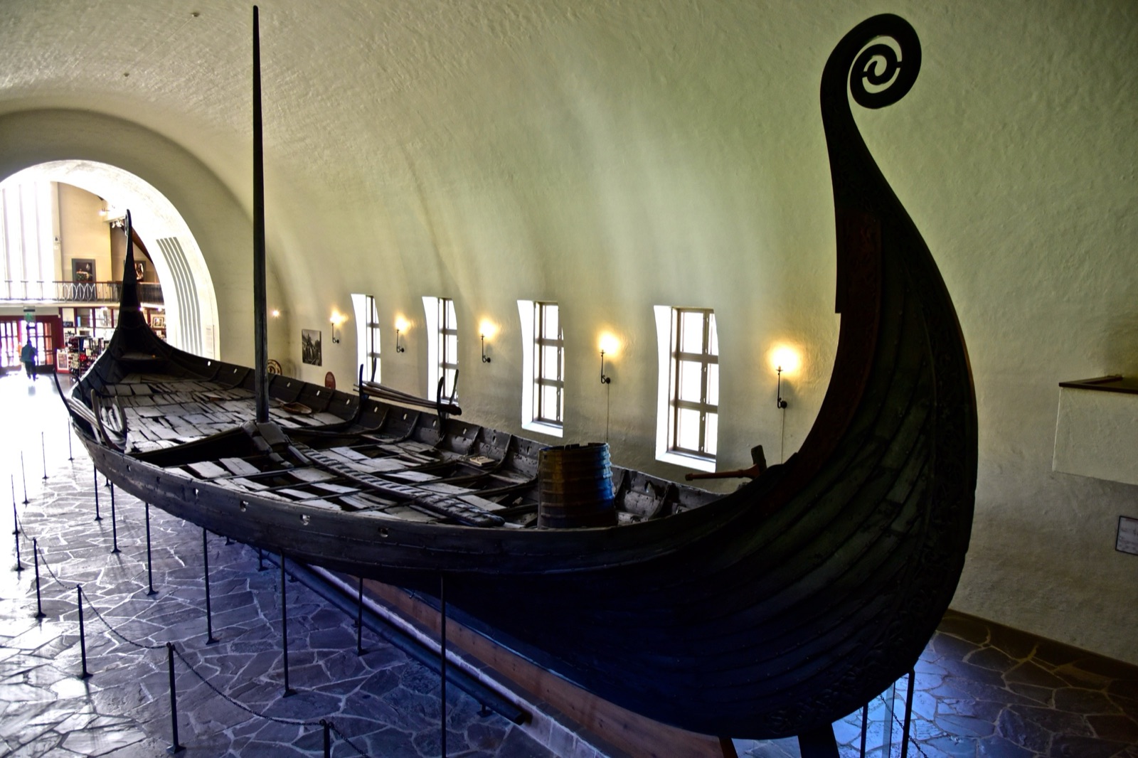 El barco de Oseberg, construido hacia el año 820 y hallado en una tumba de Noruega, en el Museo de Barcos Vikingos de Oslo.