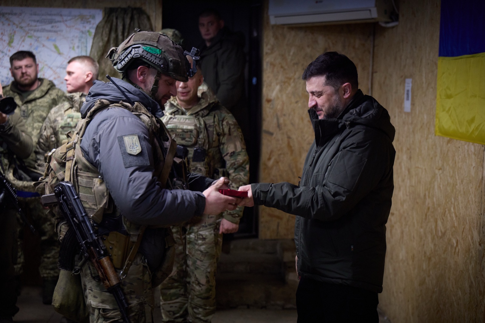 Zelenski entrega condecoraciones a soldados de la 14.ª Brigada Mecanizada en un puesto de mando en Kúpiansk, 12 de diciembre de 2025 (foto de archivo).