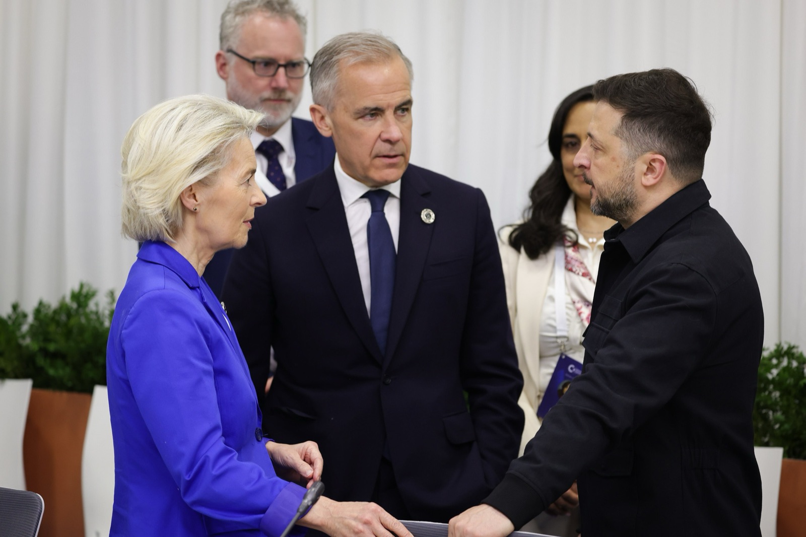 Volodímir Zelenski conversa con Ursula von der Leyen y Mark Carney en la Comunidad Política Europea, en Ereván, en 2026.